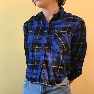 Cute blue & black cropped flannel!